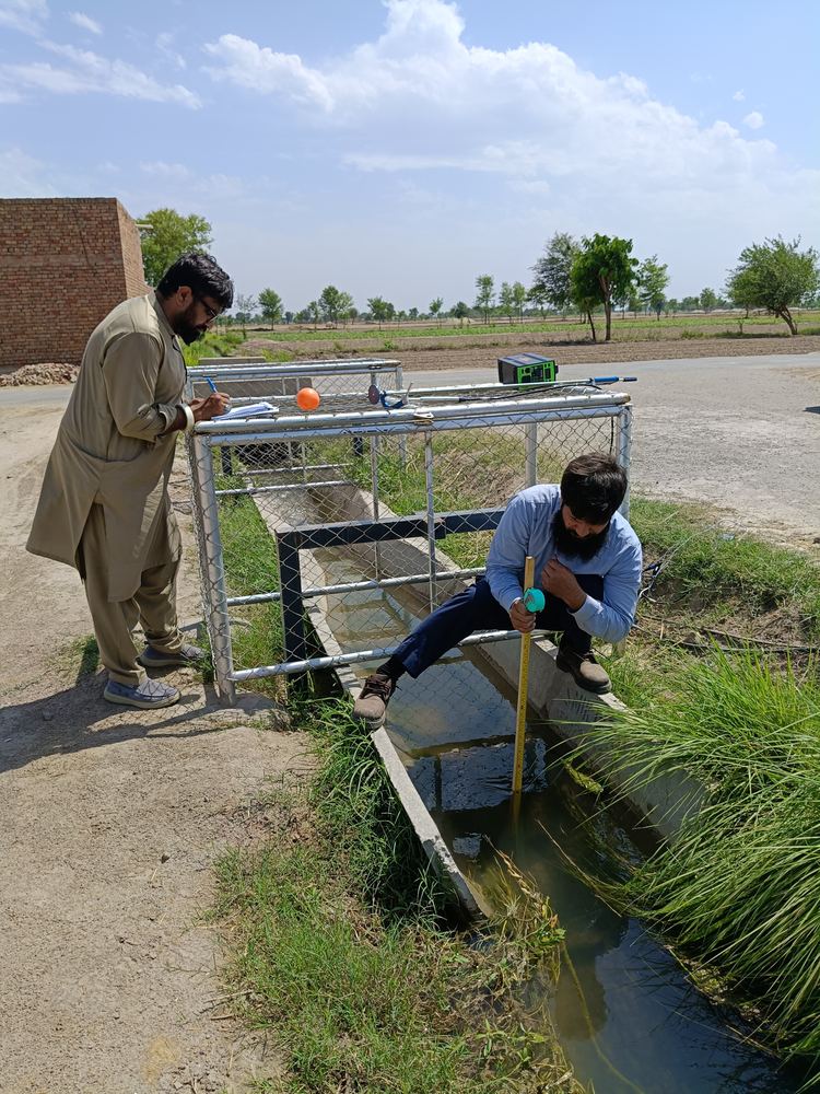 Home Discharge measurement at a lined watercourse using a current meter and float